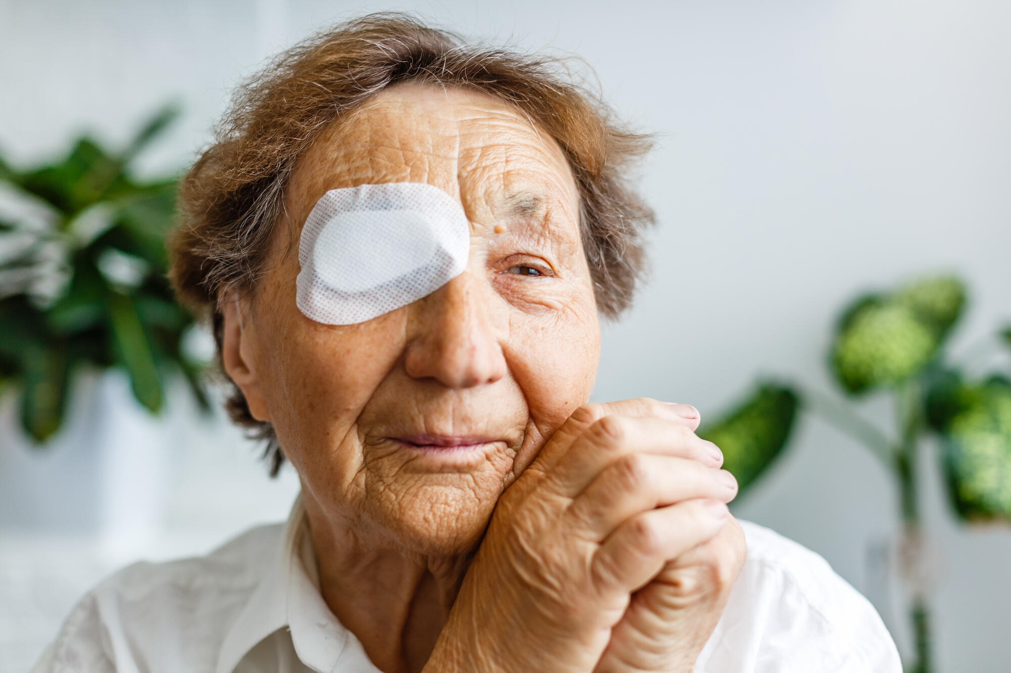 https://seniorlivingnearme.com/hubfs/Elderly-use-eye-shield-coverin.jpg